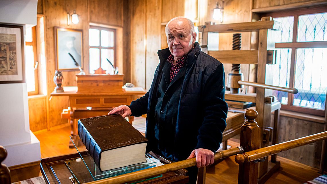 Egy borsodi faluban nyomták újra Gutenberg Bibliáját
